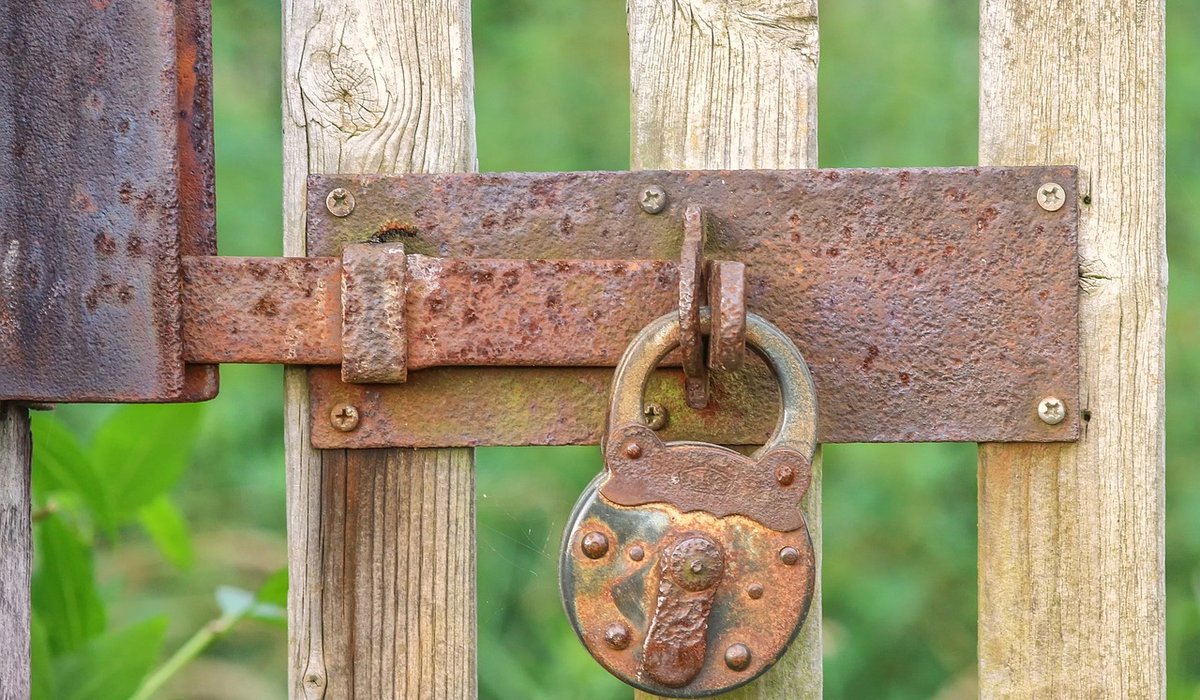 How to Maintain a Metal Gate Through Wet Weather